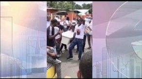 Grupo de personas pasea un féretro en Pacora Grupo de personas pasea un féretro en Pacora