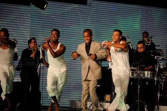 Estreno de Pelaos con Salsa