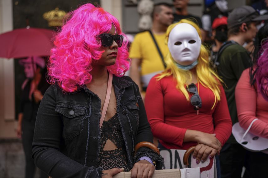 Los manifestantes portaron máscaras y usaron sombrillas rojas para ocultar sus identidades.