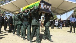 Familia de Mugabe lo entierra en ceremonia privada