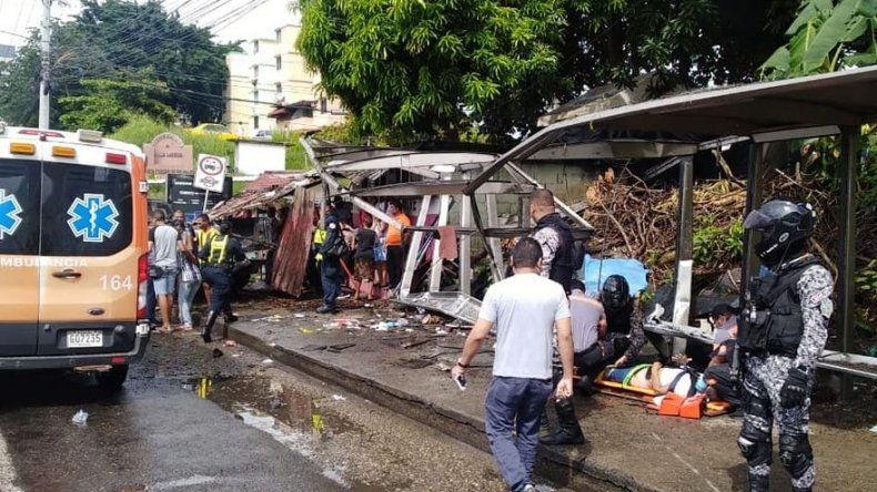 Auto se estrella contra una parada de buses en Villa Lorena y deja tres muertos