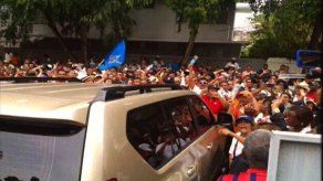 Docentes bloquean vehículo del Meduca en Calle 50