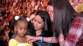 Madre escucha el corazón trasplantado de su bebé fallecido en niña latina