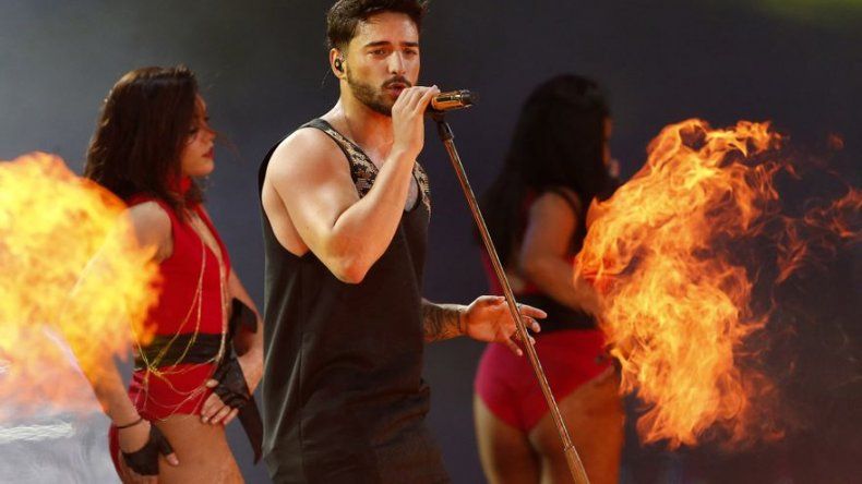 Cantante Maluma condecorado en Colombia en medio de polémica