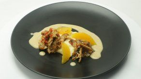 Pollo guisado con puré elaborado con crema de leche y nuez moscada - Ana