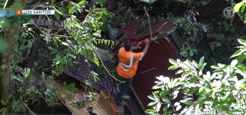 Un hombre muere y otro resulta herido tras caer a 25 metros de profundidad desde un camión