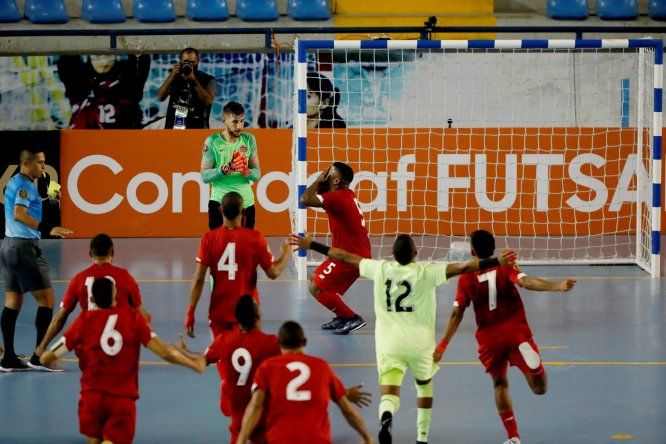 Los jugadores de la selección de fútbol sala de Panamá celebran su victoria ante Canadá.