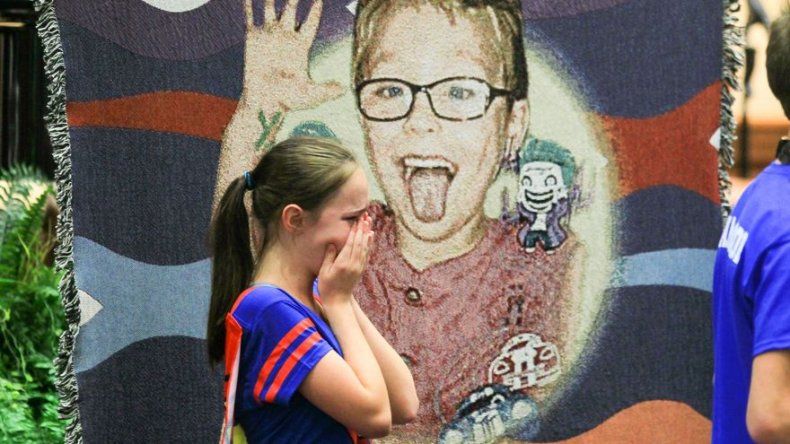 Funeral de superhéroe para niño muerto a tiros en escuela