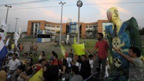 Nativos esperan que se haga justicia en Paraguay y les devuelvan sus tierras
