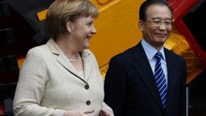 China critica las sanciones a Irán en la visita de Merkel