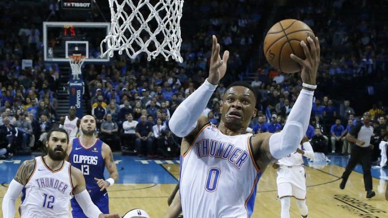 Westbrook marca 32 y pelea con Beverley, pero Thunder gana