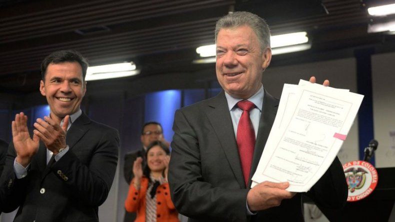 Santos firma decreto para eliminar la discriminación por orientación sexual