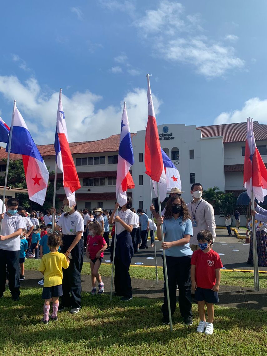 Siembra de banderas en el campus de la Ciudad del Saber por estudiantes de centros educativos del área.