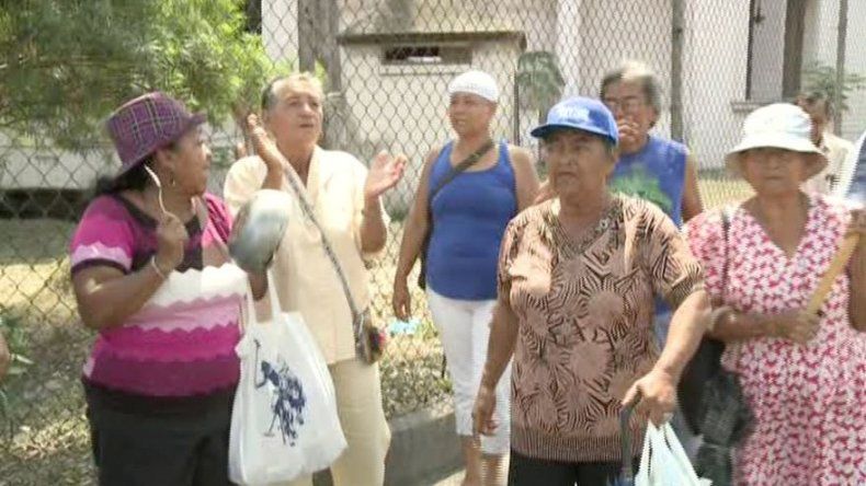 Jubilados continúan protestas, cierran la 5 de Mayo