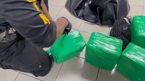 Policía Nacional abriendo paquetes de presunta droga en puerto del Atlántico