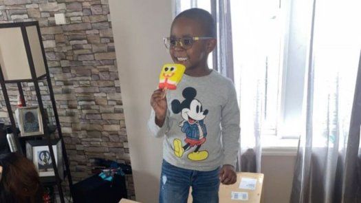 Noah disfrutando de una de sus paletas de Bob Esponja.