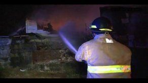 Incendio consume vivienda en Monte Oscuro