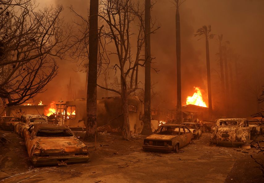 Dos muertos y varios heridos por voraces incendios forestales alrededor de Los Ángeles.
