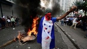 Policía de Honduras reprime protesta contra reformas de educación y salud