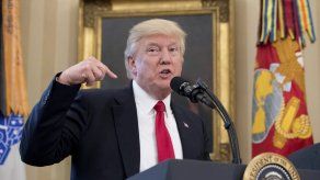 Trump firma dos decretos para reducir déficit comercial