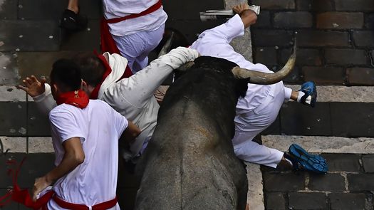 El popular evento en Pamplona, que saltó a la fama en el mundo anglosajón a través de la novela “Fiesta” de Ernest Hemingway, de 1926, atrae decenas de miles de visitantes de todo el mundo.