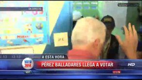 Video: Pérez Balladares recibe golpe instantes antes de emitir voto