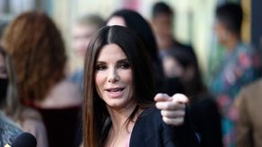 Sandra Bullock reaparece tras la muerte de su pareja ¿Se cambió el rostro?