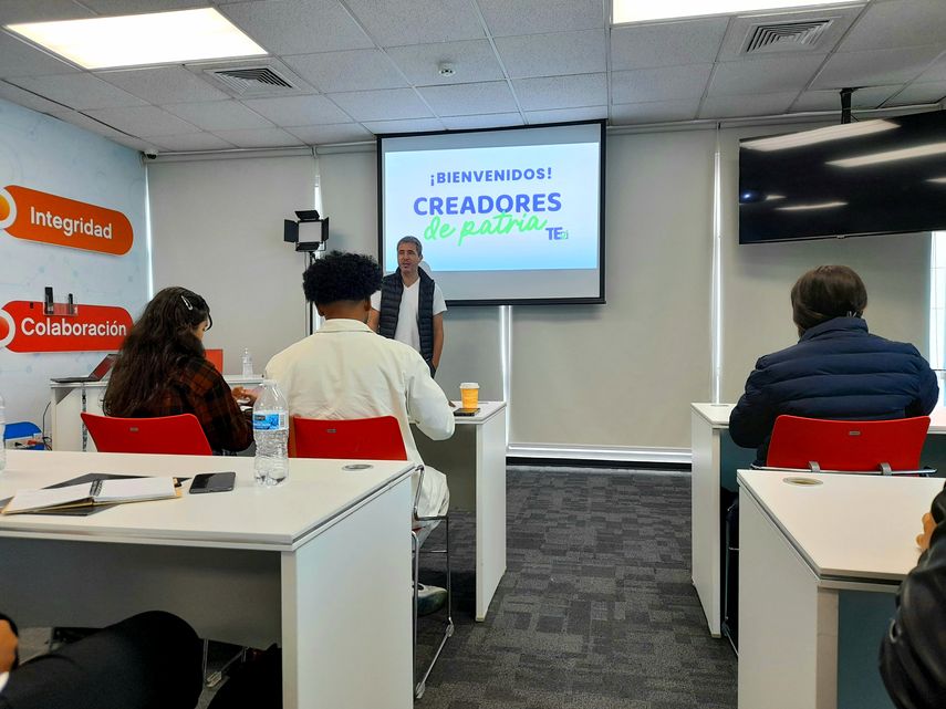 Participantes de Creadores de la Patria tuvieron una jornada de enseñanza en Medcom. Participantes de Creadores de la Patria tuvieron una jornada de enseñanza en Medcom.