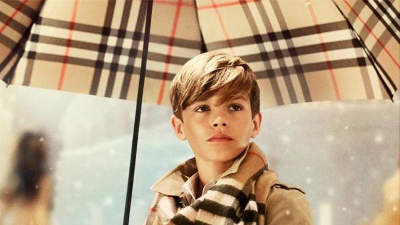 Romeo Beckham recibió  dólares por su trabajo como modelo de Burberry