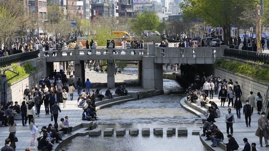 Aunque las autoridades sanitarias confirmaron 264 decesos relacionados con el virus en las últimas 24 horas, más de la mitad de las 2.800 camas de cuidados intensivos para pacientes con COVID-19 en el país seguían vacías.