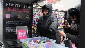 Un muro de los deseos en Times Square recoge miles de ruegos para Año Nuevo