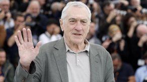 Robert De Niro recibe críticas por presumir foto con su hija de nueve meses