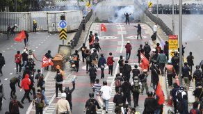 Los manifestantes en Bangkok demandan también que parte del presupuesto dedicado a la monarquía y a las fuerzas armadas sea empleado en la batalla contra el COVID-19.