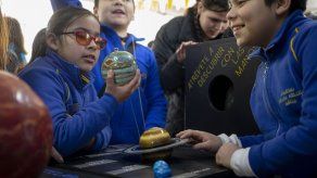 Niños chilenos ciegos se acercan a eclipse solar