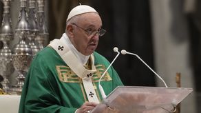El papa Francisco instó a la gente a mejorar el mundo “compartiendo el pan con los hambrientos, trabajando por la justicia, alzando a los pobres y restaurando su dignidad”. El papa Francisco instó a la gente a mejorar el mundo “compartiendo el pan con los hambrientos, trabajando por la justicia, alzando a los pobres y restaurando su dignidad”.