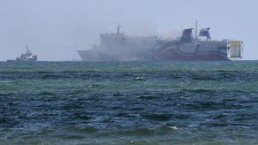 Remolcan transbordador incendiado a la bahía de San Juan