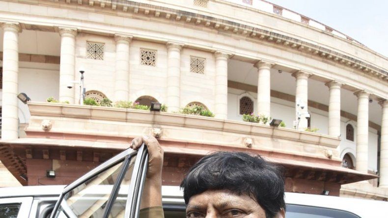 Legislador en India se disfraza de Hitler como protesta