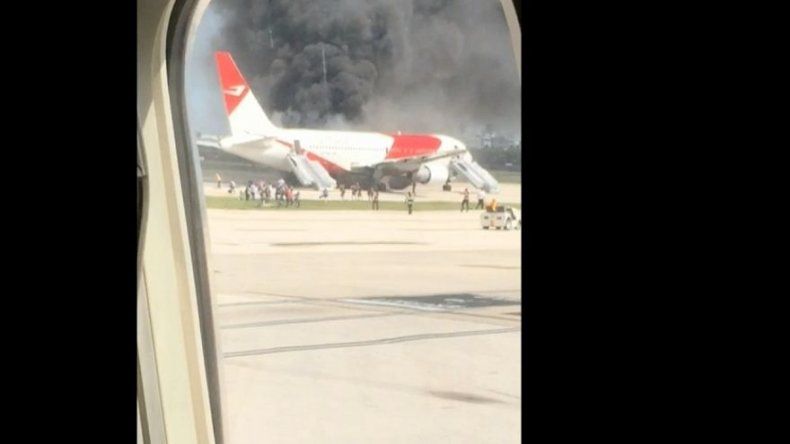 Avión se incendia en aeropuerto de Florida; varios heridos