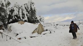 Líbano, un país de 6 millones de habitantes, da refugio a 2.5 millones de sirios que huyeron de la guerra civil iniciada hace una década en su país.