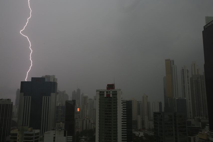 Sinaproc recomienda no conducir a altas velocidades y no cruzar ríos ni quebradas.