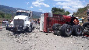 Al menos ocho personas mueren en accidente de tránsito en centro de Colombia