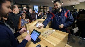 Abren primeras tiendas de marihuana en Massachusetts