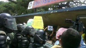 Estudiantes de periodismo de UP protestan