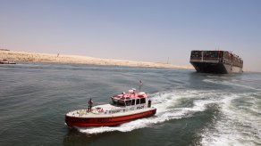 El Ever Given bloqueó el tráfico marítimo a través del canal de Suez durante seis días, provocando un atasco de cientos de embarcaciones en el mar Rojo y el Mediterráneo.