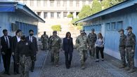 La vicepresidenta de EE. UU., Kamala Harris, camina hacia la línea de demarcación en la zona desmilitarizada que separa Corea del Norte y Corea del Sur. La vicepresidenta de EE. UU., Kamala Harris, camina hacia la línea de demarcación en la zona desmilitarizada que separa Corea del Norte y Corea del Sur.