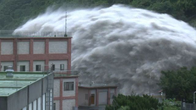 Espectaculares imágenes de una represa en Taiwán, tras tormenta Trami