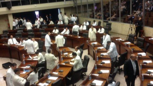 CD y PRD denuncian traición de diputados por votar en contra de líneas de directivas