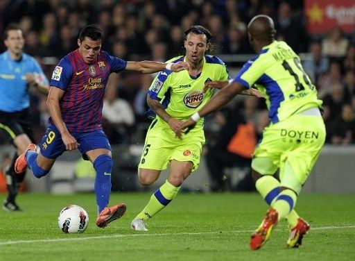 Alexis Sánchez anota dos y el Barsa le pisa los talones al Madrid