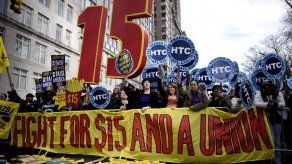 Miles de trabajadores en EEUU exigen salario mínimo de 15 dólares por hora