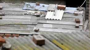 El asbesto es un mineral fibroso utilizado principalmente en la fabricación de tejas, baldosas, entre otros productos.